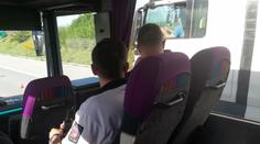 Policejní autobus v akci: Kamioňáci mají nohy nahoře a sledují videa