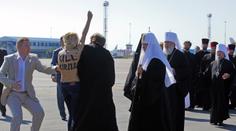 Ukrajinská aktivistka ukázala ruskému patriarchovi prsa