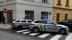 V centru Prahy náhle zemřela mladá cizinka. Kriminalisté zjišťují, co se stalo