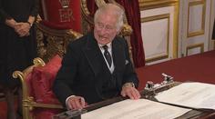 Karel III. se zapsal jako nový král. Z jeho problémů s perem je ale hit internetu