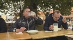 Reportér TV Nova se zapojil do závodu jedlíků. Soutěžící pojídali brambory rychlostí blesku