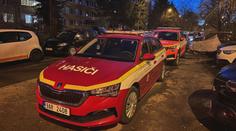 Jeden mrtvý po požáru bytu v Praze. Hasiči museli evakuovat 20 lidí