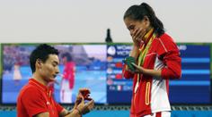 Životní večer čínské plavkyně: Nejdřív stříbro, pak žádost o ruku!
