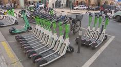 Praha zpoplatní parkování pro elektromobily. Zákaz sdílených koloběžek neprošel