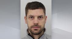 Desítky policistů hledají po napadení nebezpečného muže. Žena je vážně zraněná