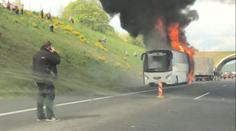 Autobus na dálnici začal hořet za jízdy! Lidé se dostali ven! VIDEO