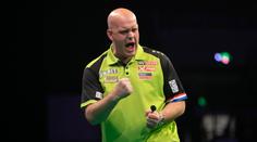 Van Gerwen je opět v čele Premier League. Aspinall pouze remizoval