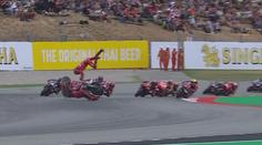 Děsivá nehoda v MotoGP! Jezdec přejel mistru světa nohy, zasahovala záchranka