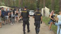 Na Máchově jezeře začíná festival, policisté už stačili zabavit drogy