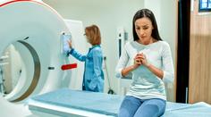 Žena si zapomněla před vyšetřením vyndat erotickou pomůcku. Málem ji to stálo život