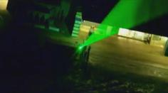 Laserem oslnil policejního pilota. Hrozí mu osm let za mřížemi