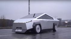 Ruský Cybertruck. Nemá dveře a pod plechem schovává starou Ladu