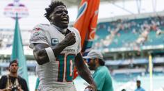 Fotbalista Miami se zapsal do historie. Nejprve byl zadržen, pak dal touchdown