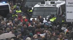 Tisíce Nizozemců přes zákaz protestovaly proti lockdownu. Rozehnala je policie