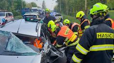 Řidič po noční šichtě usnul za volantem. Při vážné nehodě se zranili i dva mladíci