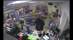 Další přepadení pumpy! Ženu ohrožoval pachatel nožem. VIDEO