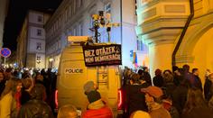Sněmovna bouřlivě jedná o zrušení televizních poplatků, lidé demonstrují