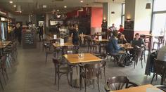 Lidé jedí kvůli koronaviru doma. Do restaurací se na meníčka nehrnou