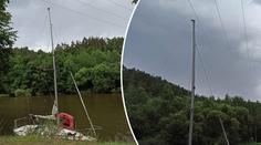 Nehoda plachetnice na Lužnici. Loď zasáhla dráty velmi vysokého napětí