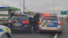 Policisté pomocí nevídané taktiky zastavili skupinu cizinců v kradeném autě