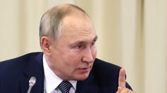 Putinovy proslovy k výročí: Napřed mluvil o míru, pak vychválil válečnou produkci