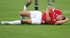Manchester prohrál s týmem ze 4. ligy. Navíc poslal lídra soupeře do nemocnice