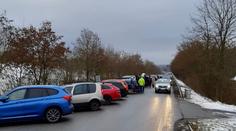 Policie uzavřela vjezd do Špindlerova Mlýna. Lidé museli auta nechat už ve Vrchlabí