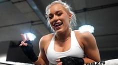 Krásná boxerka opět provokuje! Do fitka ve svatebních šatech, fanoušci šílí