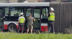 Autobus měl skřípnout seniorku ve dveřích. Bojuje v nemocnici o život