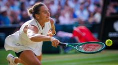 To je tělo. Tenisová jednička i po krachu ve Wimbledonu září. Se svalnatým partnerem dovádí u moře