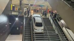 Tudy cesta nevede! S kradeným autem zablokoval vchod do metra