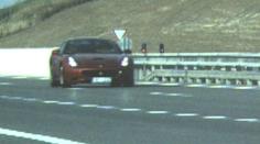 Video: Šílenec ve ferrari se řítil po R1 258 km/h. Komu auto patří?
