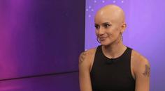 Influencerka: Syn na mně paruku nesnáší. Noste holou hlavu s hrdostí