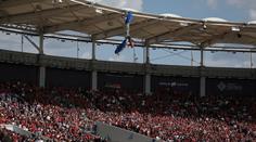 Děsivé i kuriózní. Parašutista narazil do střechy stadionu, zasahovali hasiči
