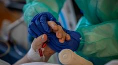 Nakažených covidem stále přibývá. Počet úmrtí překonal další hranici