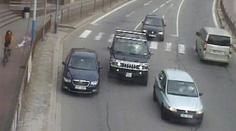 Řidič se toho nebál! Zaparkoval přímo v křižovatce a šel do banky