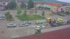 Horor v Pardubickém kraji. Vrah zabil ženu přímo na náměstí a je na útěku