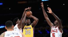 Lakers prohrávali s Chicagem, ale nakonec zápas senzačně otočili!