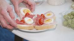 Cena chlebíčku může být i pouhých pět korun. Záleží, co na něj dáte