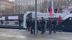 Demonstranti vyrazili na lodích po Vltavě, plavidla zastavila policie
