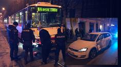 Osobák se srazil s autobusem MHD. Svědek: Honili ho policisté!
