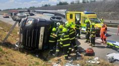Na D3 se převrátil kamion. Řidiče museli vyprošťovat, letěl pro něj vrtulník