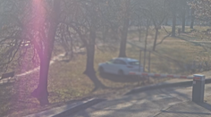 VIDEO: Auto v Brně ujelo muži z parkoviště. Zastavila ho až lavička v parku