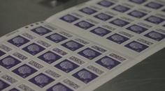 Zásadní změna v Británii: Alžbětu na poštovních známkách vystřídal Karel