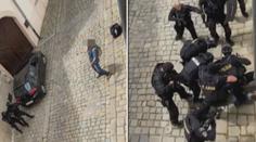 Skandál policie: Muže na zemi kopali do hlavy, svědek to natočil