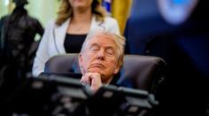 Drama v Bílém domě. Donald Trump usnul v tu nejnevhodnější chvíli
