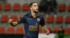 Jako v Rychle a zběsile. Fotbalista s autem proletěl stěnou do sportovní haly