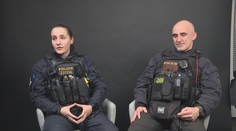 Zranění se báli sténat. Policisty na filozofické fakultě překvapilo ticho