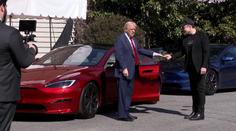 Trump podpořil Muskovu automobilku. Před Bílým domem si jeden vůz koupil