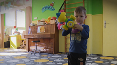 Dítě jako rukojmí jednoho z rodičů? Nově by se za to mohli zažalovat